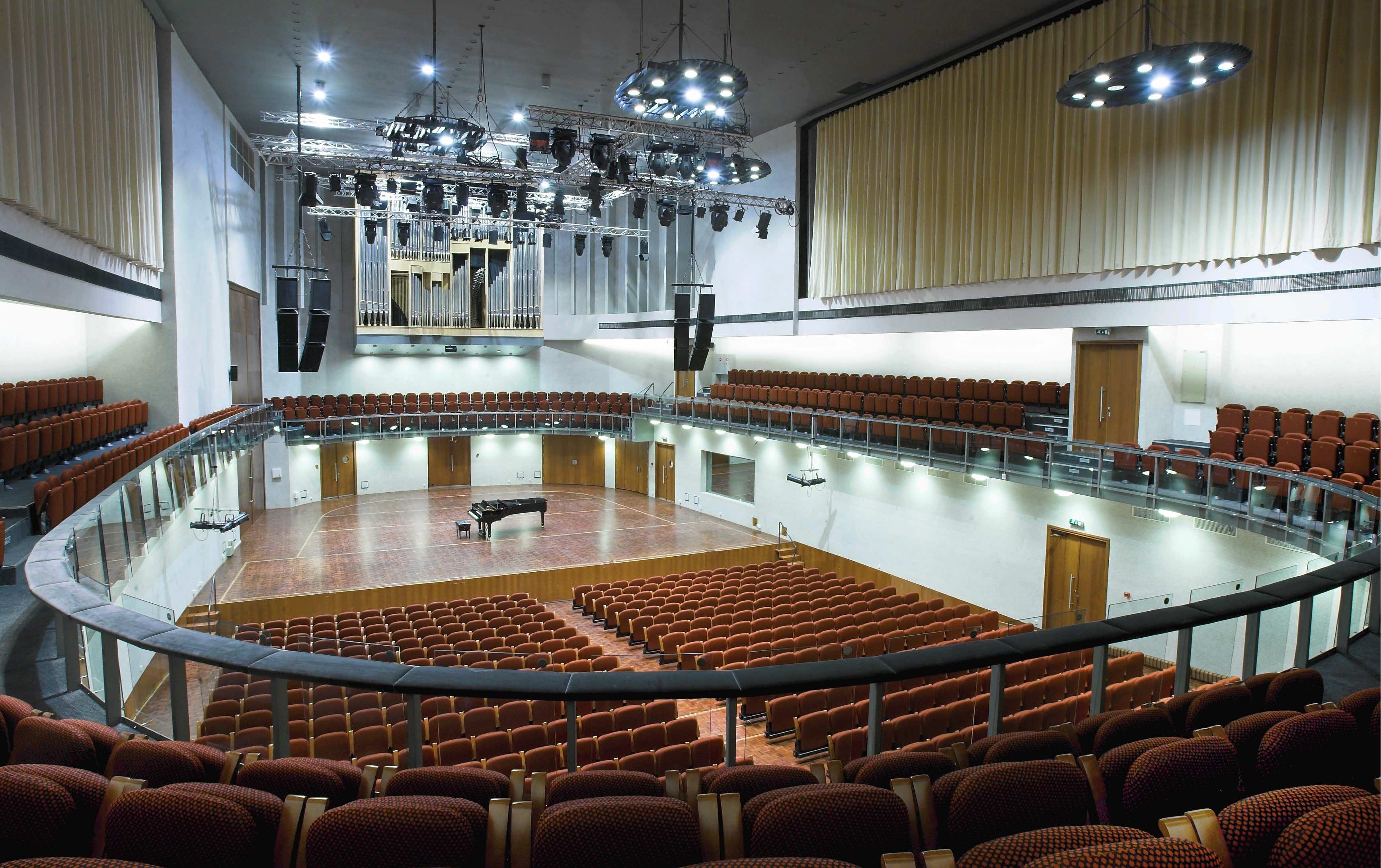 Снять концертный зал. Концертный зал Эстония. Пярнуский концертный зал. Концертный зал в Йыхви. Концертный дом Йыхви зал.